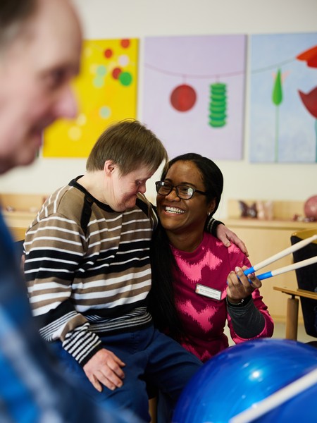 Eine Bewohnerin und eine Mitarbeiterin bei der Beschäftigung. Foto: LWL/ Matthias Haslauer